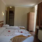 לינה וארוחת בוקר Ercan
